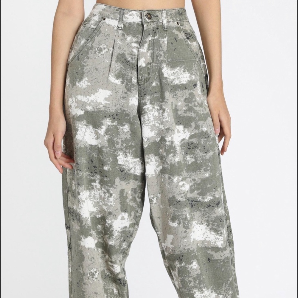 NWOT Lioness Camo Pants